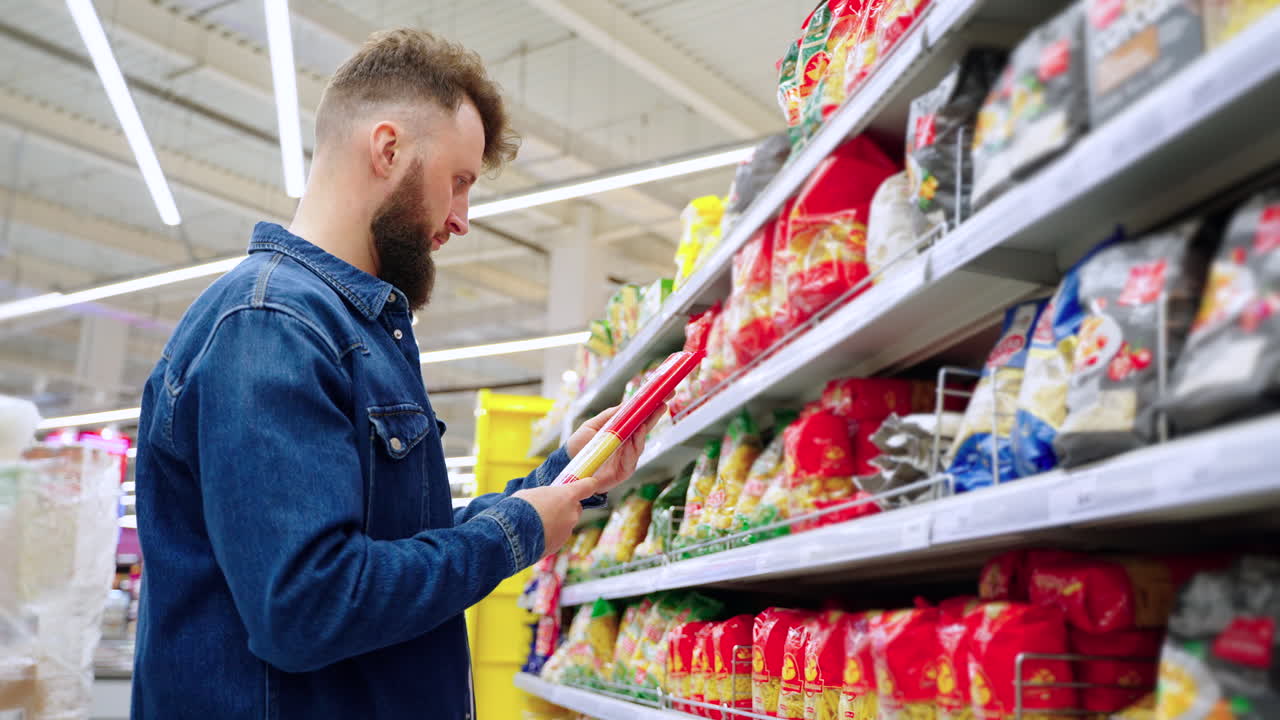 슈퍼마켓 에서 파스타 를 구입 하는 사람