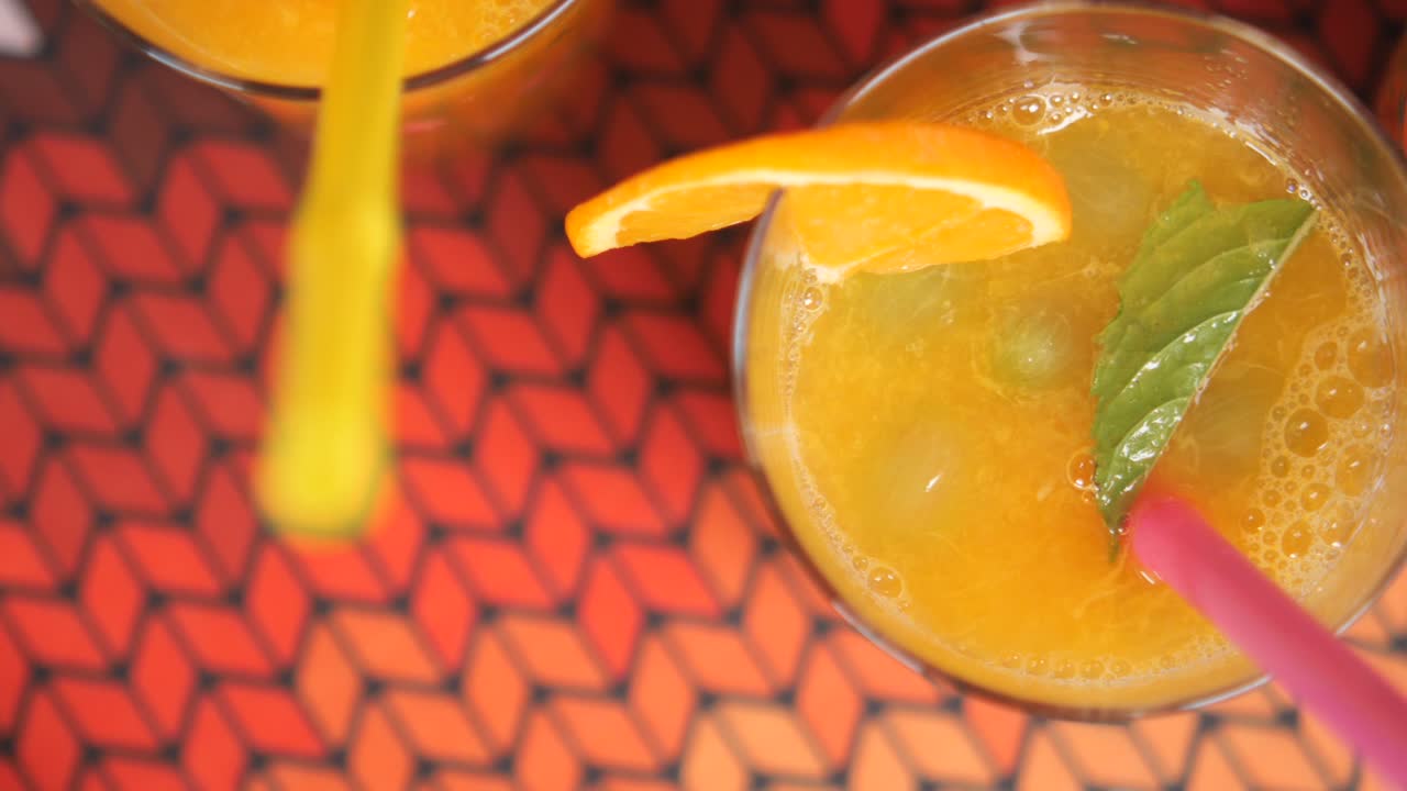 jugo de naranja refrescante con menta