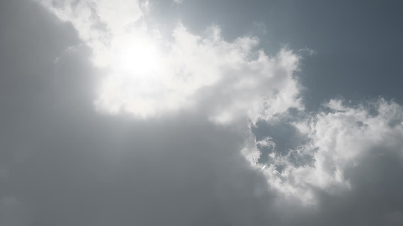 cielo nublado con el sol asomando a través