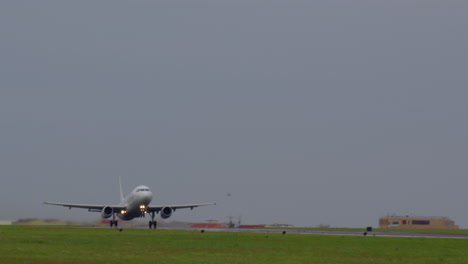 avión que despega de la pista de aterrizaje del aeropuerto