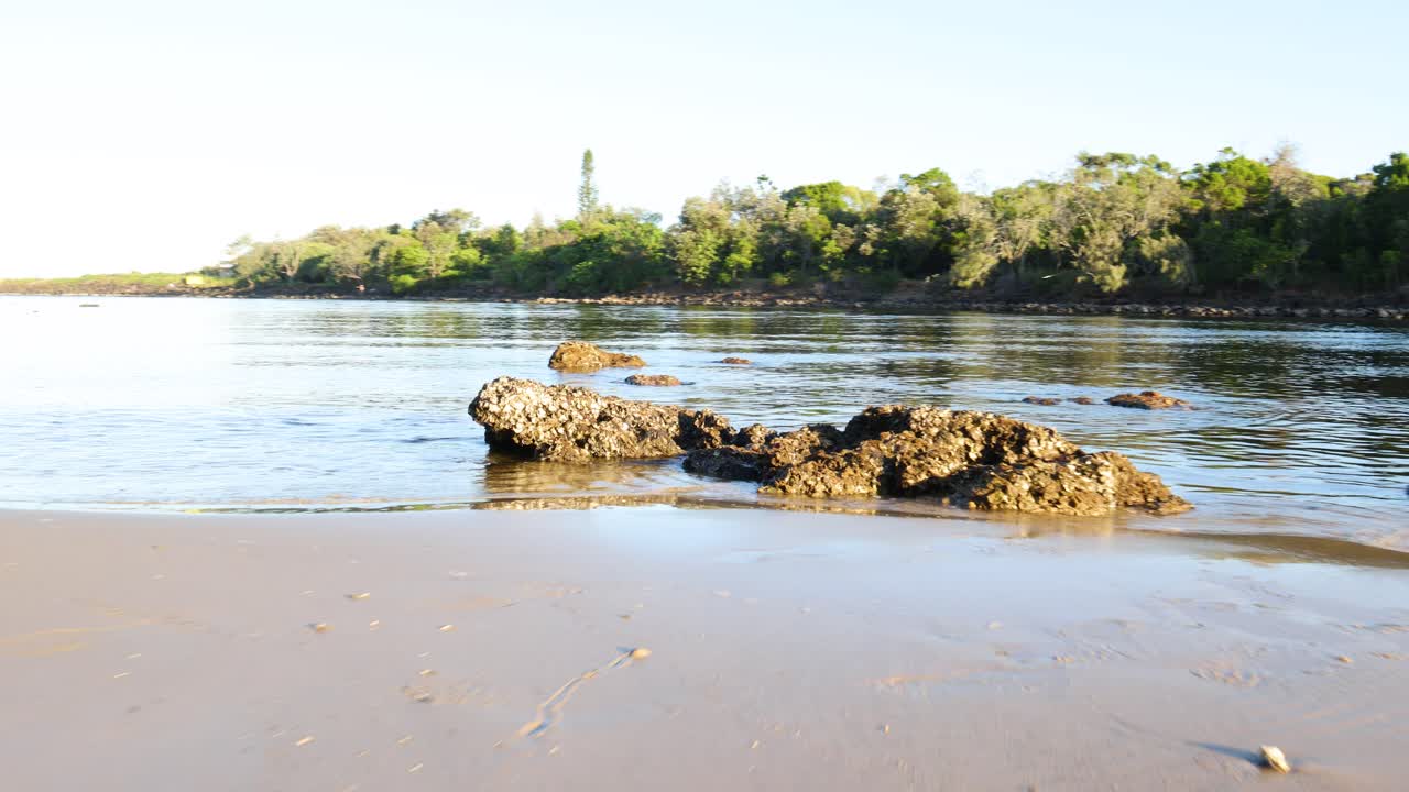 paisaje tranquilo del océano con costa rocosa