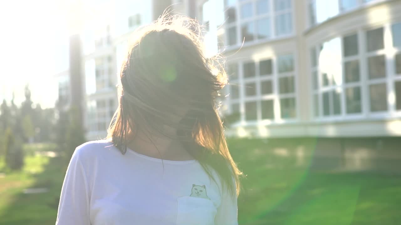 женщина на открытом воздухе наслаждается солнечным светом