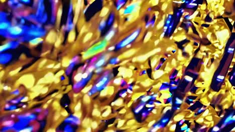 cintas brillantes y oropel brillante tejiendo texturas hipnotizantes, creando una exhibición iridescente de colores vibrantes que revelan un espectáculo visual mágico y de ensueño