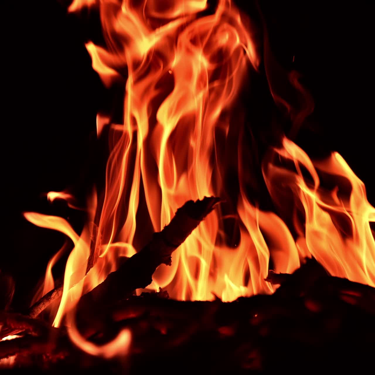 Bagliore del camino di notte. Riscaldamento della fiamma del falò al rallentatore