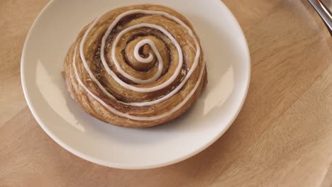 rollo de canela en un plato