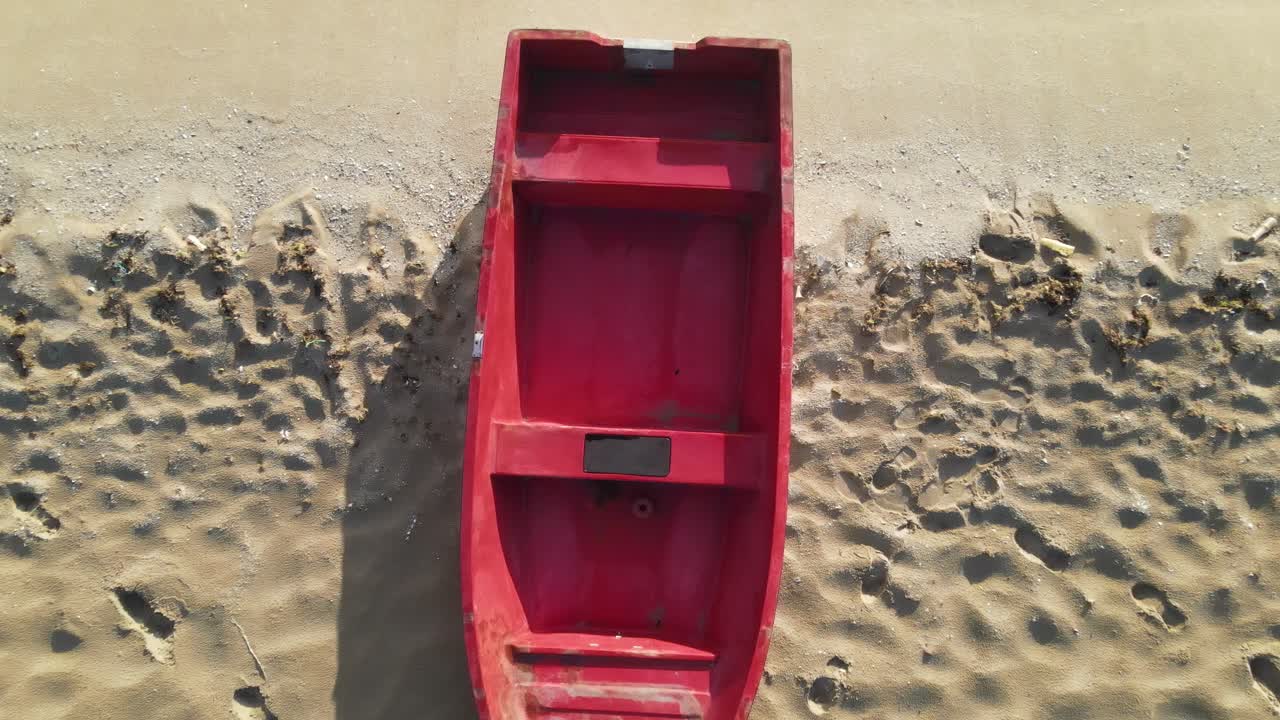 barco en playa vacía después del coronavirus 1