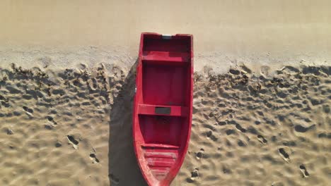 Barco-En-Playa-Vacía-Después-Del-Coronavirus-1