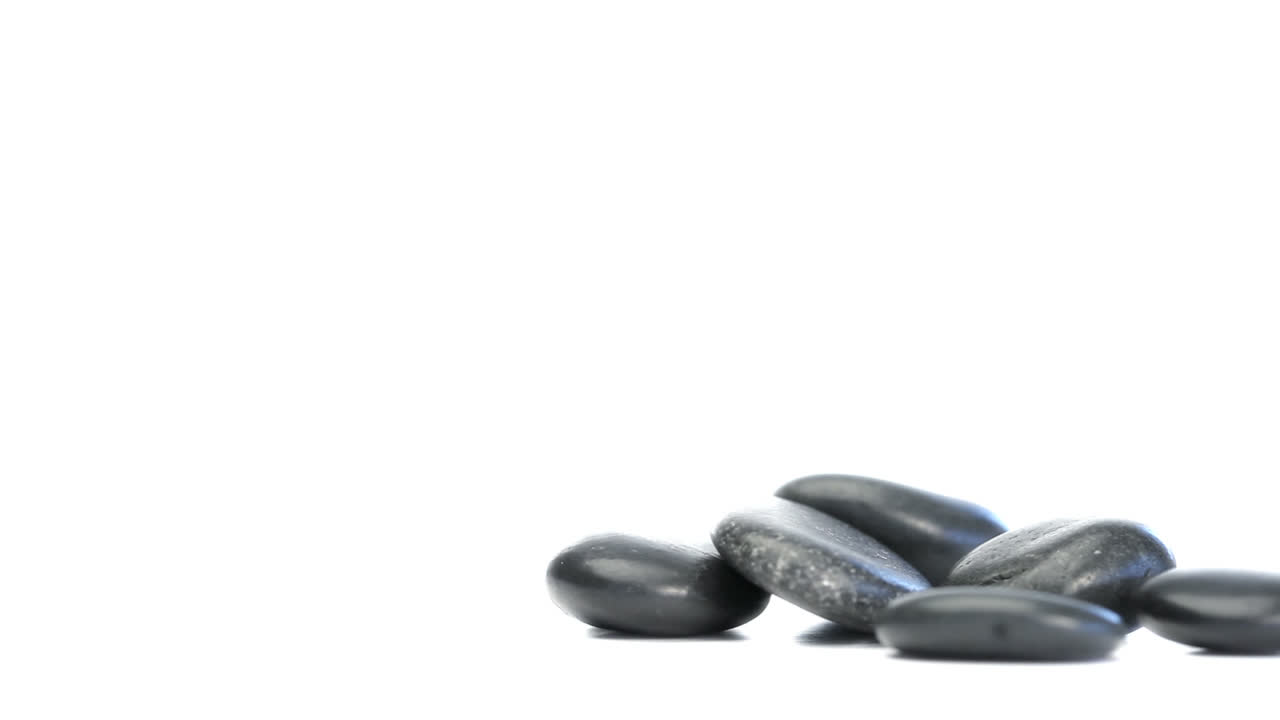 회전하는 검은 자갈 어리가 떨어집니다.