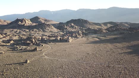 Paisaje-Desértico-En-Las-Montañas-De-La-Sierra-Oriental-De-California,-Antena