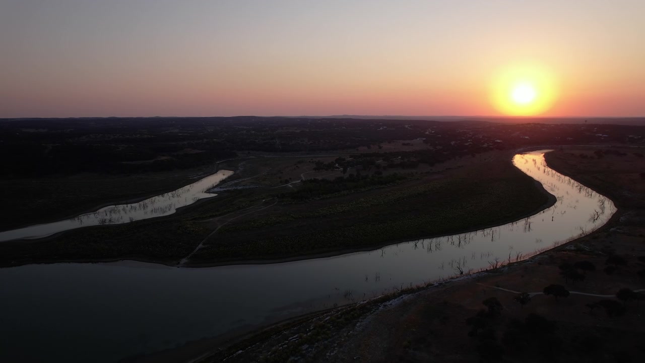 Vista aerea al tramonto del Lago Canyon, nella regione di Texas Hill Country.