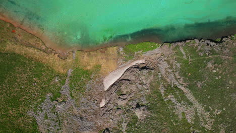 Luftdrohne,-Filmisch,-Große-Höhe,-Eis,-Seebecken,-Insel,-Seeweg,-Unwirklich,-Blaues-Wasser,-Wanderung,-Silverton,-Ouray,-Roter-Bergpass,-Colorado,-Verträumt,-Himmlische-Rocky-Mountains,-Szene,-Sommer,-Gipfel,-Bewegung