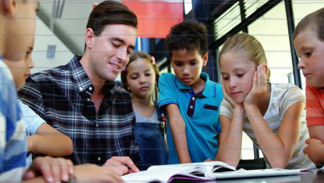animación de iconos escolares sobre diversos escolares y maestros en el aula