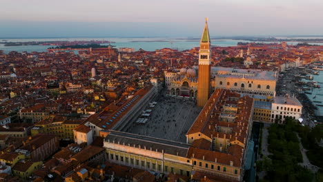 Vista-Panorámica-De-Piazza-San-Marco-Con-Basílica-Y-Campanario-En-Venecia,-Italia-Durante-La-Puesta-De-Sol