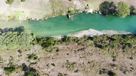 Korkenzieheransicht-Eines-Umgestürzten-Baumes-Im-Wunderschönen-Blaugrünen-Flusswasser