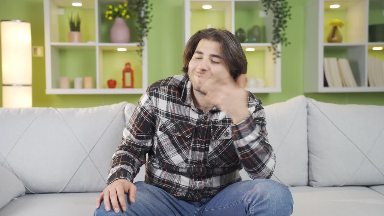 Giovane uomo che cerca di essere felice