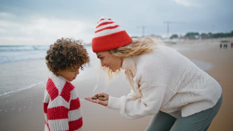 Mutter-Und-Kind-Spielen-Am-Herbstwochenende-Am-Meer.-Schöne-Frau-Hält-Steine