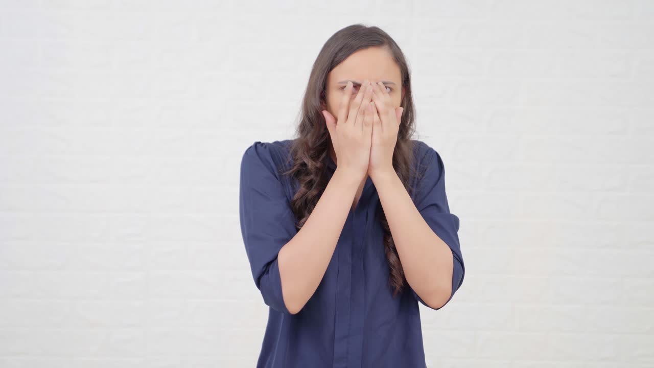 무서운 인디언 소녀가 뭔가를 보고 있습니다.