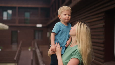 Madre-Abraza-A-Su-Pequeño-Hijo-En-La-Terraza-Del-Hotel-Ecológico