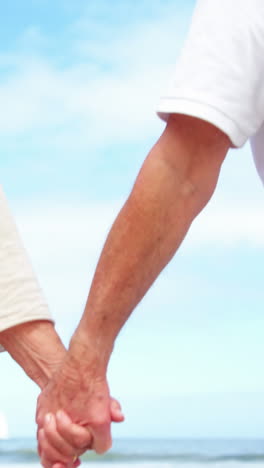 una pareja feliz caminando por la playa