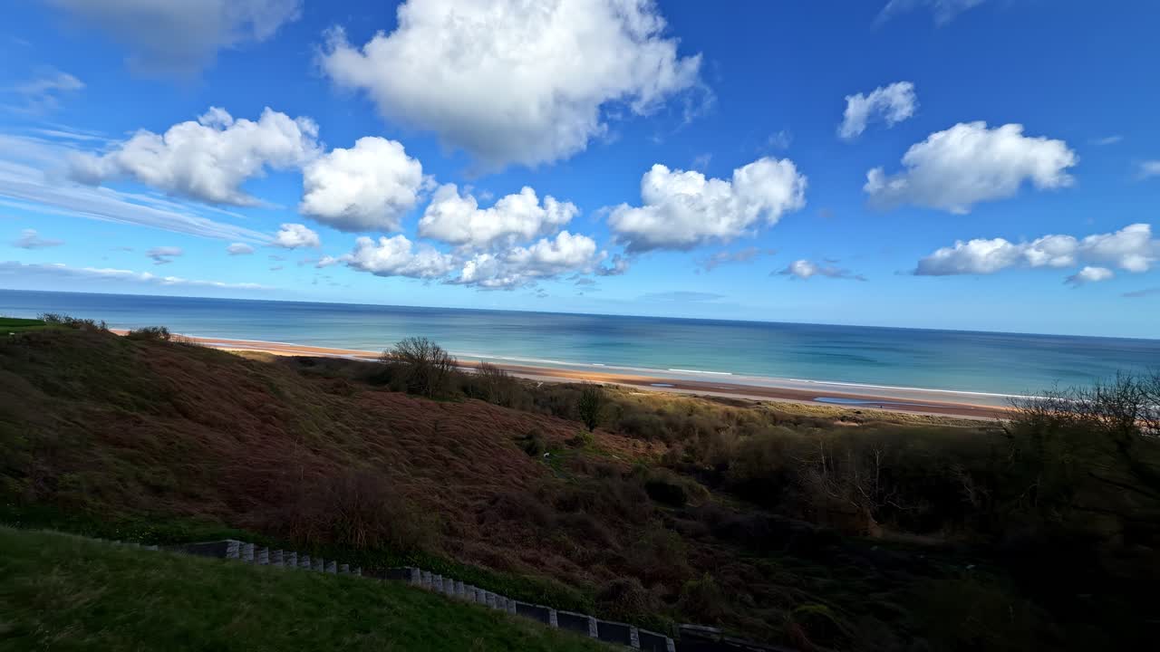 Omaha Beach strandlinje nära Normandy American Cemetery i Colleville-sur-Mer, Frankrike. Panoreringsbild