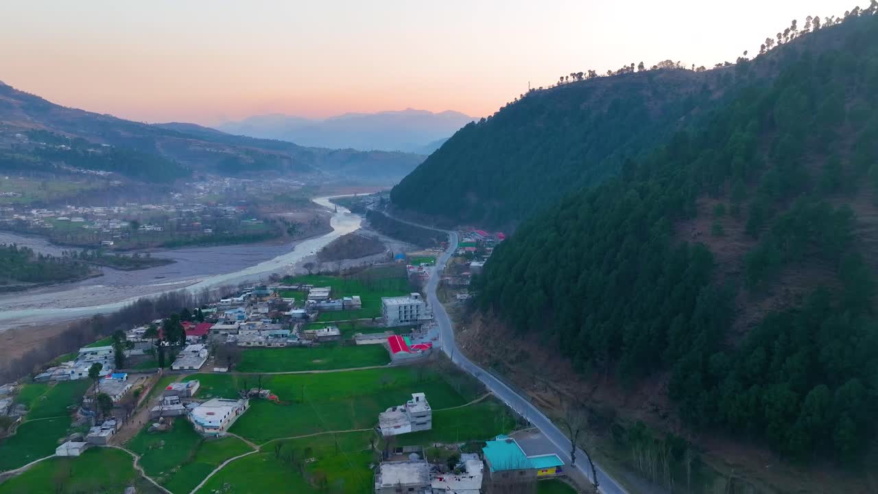 vista aérea del amanecer sobre la ciudad de balakot en el distrito de mansehra, pakistán