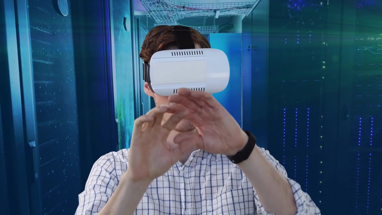 Homem com headset de VR apontando, tocando e varrendo, revelando painel de data center virtual para tecnologia