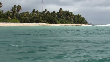 Palm-trees-on-Fanning-Island,-view-from-the-ocean