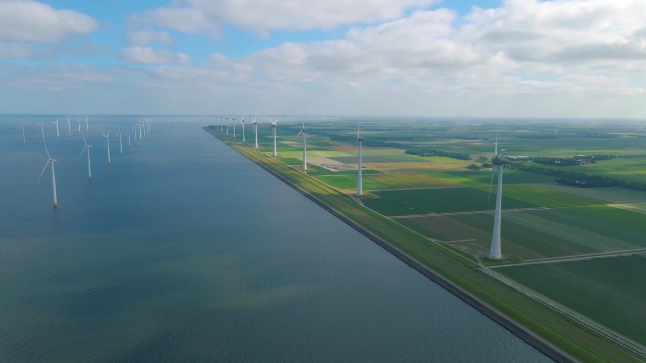 거대한 풍차 터빈, 바다에 있는 해상 풍차 농장, 웨스터메어 풍차 공원, 아름다운 밝은 날에 바다에서 고립된 풍차, 네덜란드, 플레볼랜드, 노르도오스트폴더