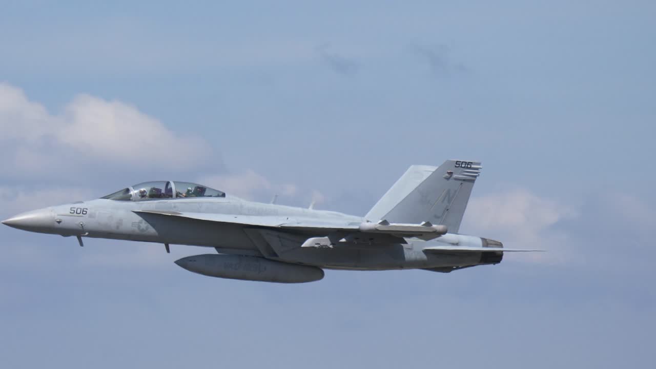 el avión de combate naval ea-18 growler sobrevuela la pista de la exhibición aérea de abbotsford 2023