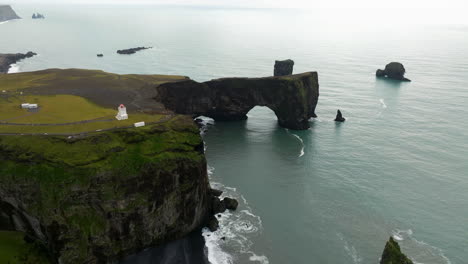 Mirador-De-Dyrhólaey-Con-Faro-Junto-Al-Acantilado-En-Vik,-Sur-De-Islandia