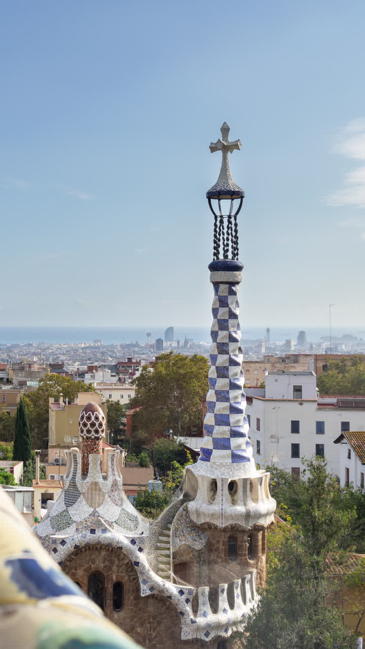 바르셀로나 스카이 라인의 타임 스 (timelapse of the barcelona skyline) 는 파크  (parc guell) 에서 수직으로 찍은 사진이다.