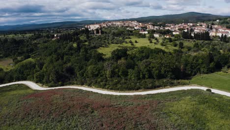 Vista-Aérea-De-La-Carretera-Principal-Que-Conduce-A-Rapolano-Terme-En-La-Región-Vinícola-De-Italia.