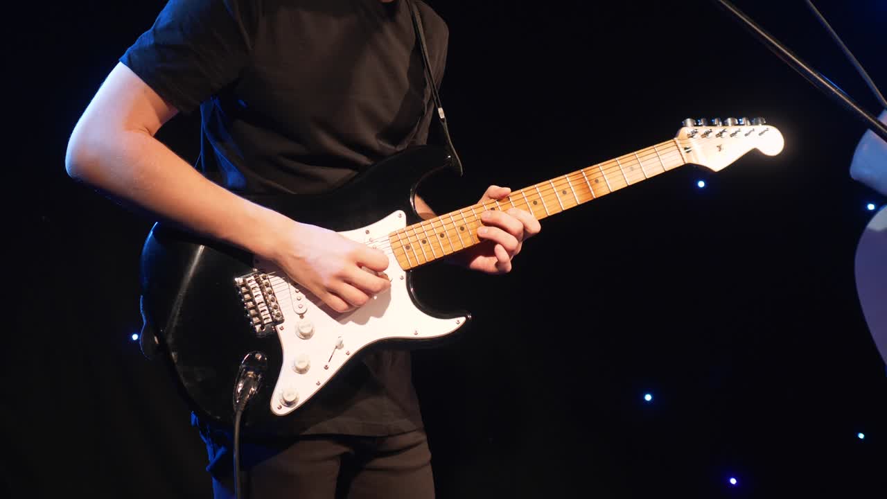 콘서트 록 밴드, 두 개의 전기 기타와 함께 무대에서 공연하는 가수, 뮤직비디오 크, 헤비 메탈 또는 록 그룹, 느린 동작 악기 연주 두 사람의 밴드