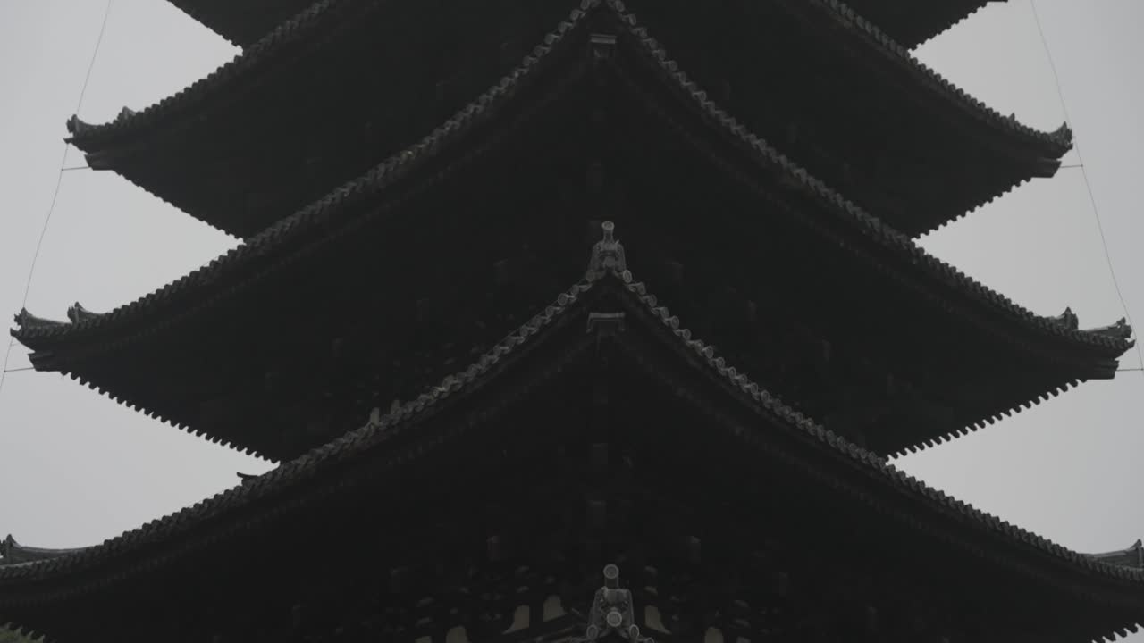 고후쿠지 사원, 어두운 변덕스러운 날