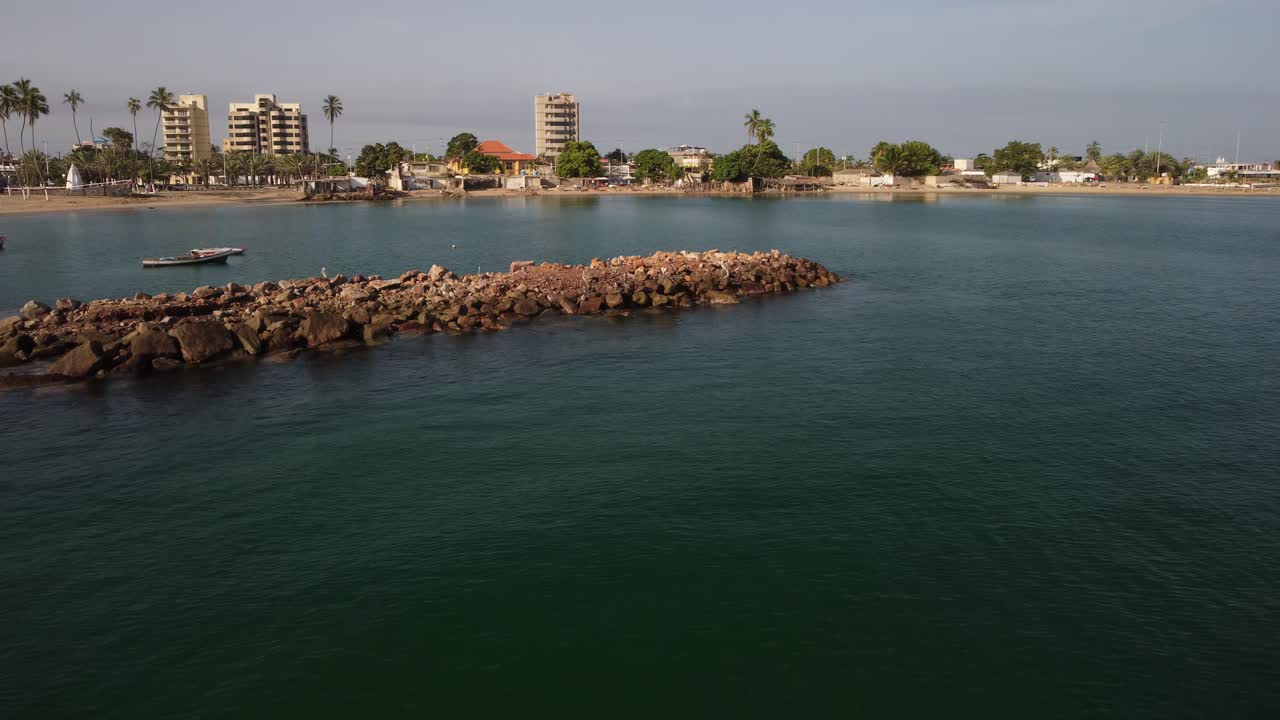 Inquadratura aerea ripresa con un drone di un piccolo molo con pellicani nella città di Lechería, situata in Venezuela.