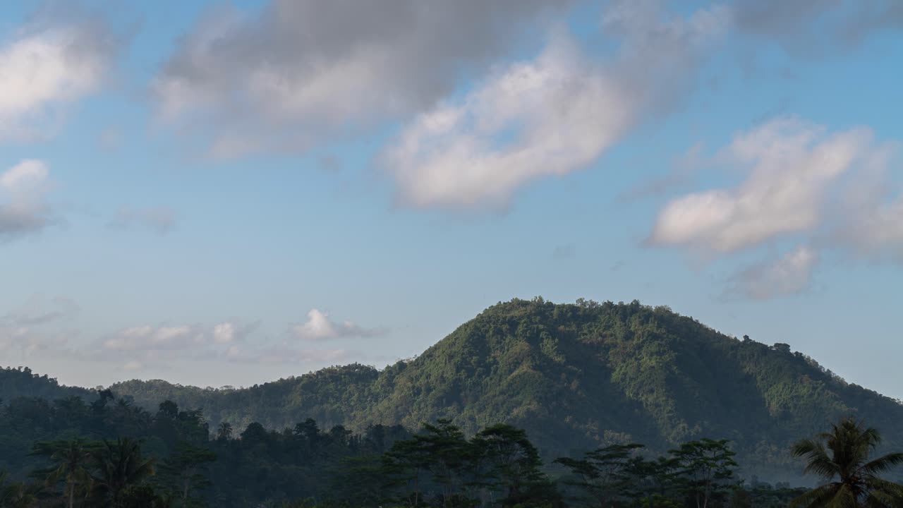구름과 산 풍경
