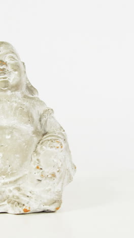 un primer plano del buda sonriente de cristal