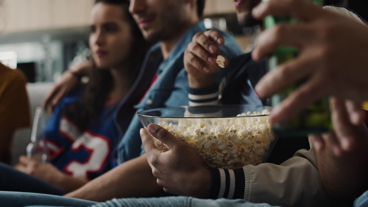 joven africano riendo en el estudio filmado