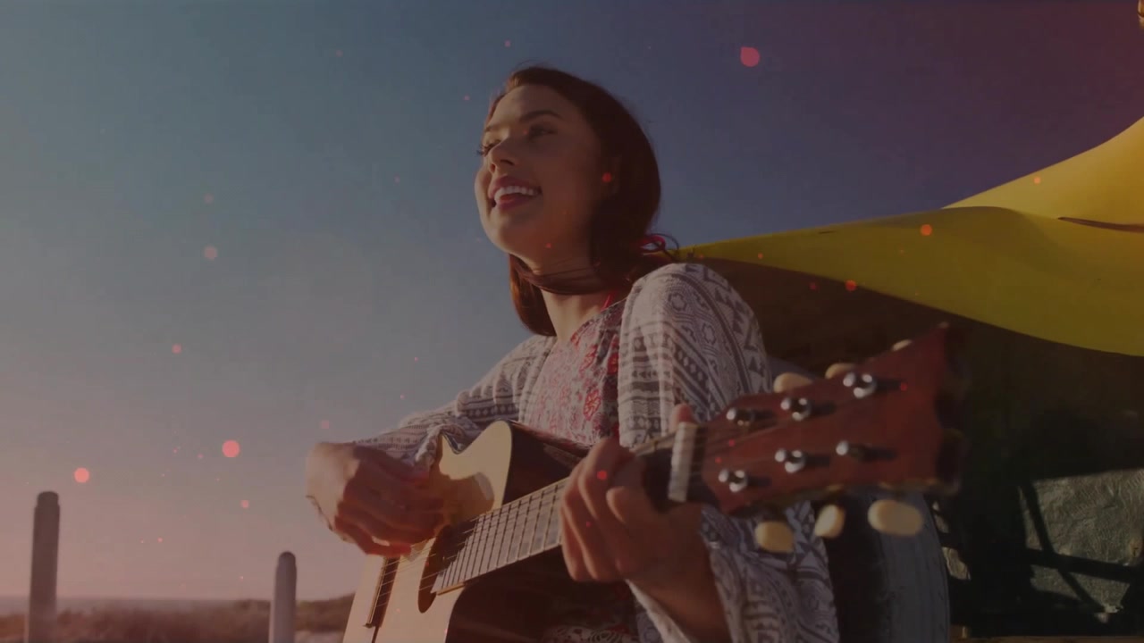 Placerer hænderne på akustisk guitar, kvinde spiller og synger ved gul bil til musikmarkedsføring.