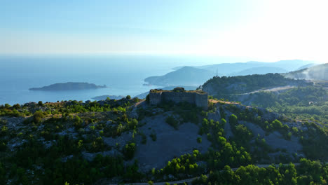 Luftaufnahme-Nähert-Sich-Der-Festung-Kosmac-Burg,-Sonniger-Tag-In-Budva,-Montenegro