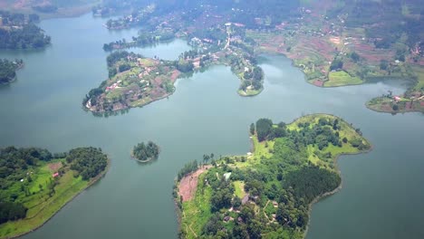 panoramisch uitzicht op bergen en terrassen in het meer bunyonyi eilanden in oeganda, afrika