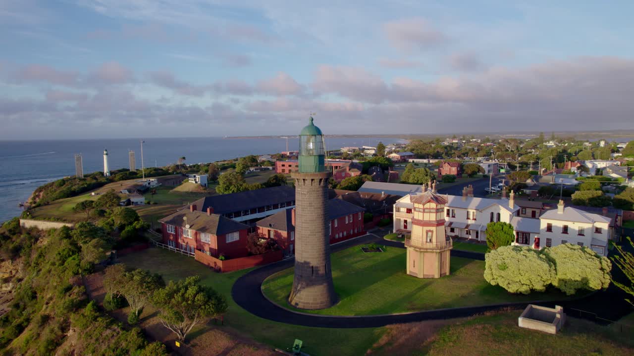 Giro aereo di una storica base militare e un faro nero, Queenscliff.