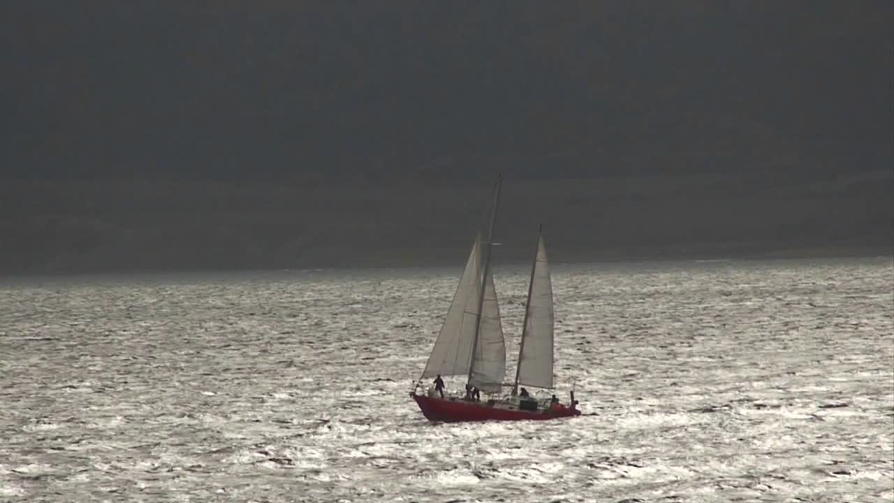 은빛 물 위를 항해하는 범선