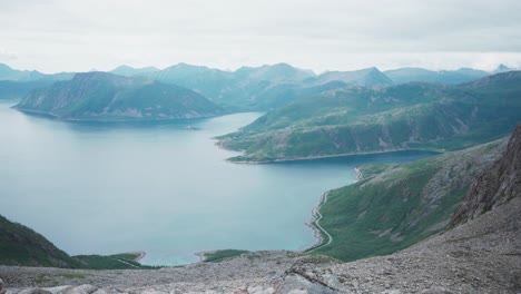 Paisaje-Idílico-De-Kvaenan-En-La-Isla-Senja,-Noruega---Panorámica