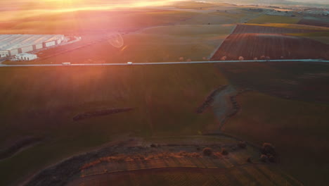 vista aérea del atardecer de los campos y la fábrica