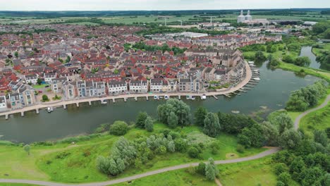 Drone-shot-of-luxury-townscape-situated-at-East-Sussex,-England-during-cloudy-day