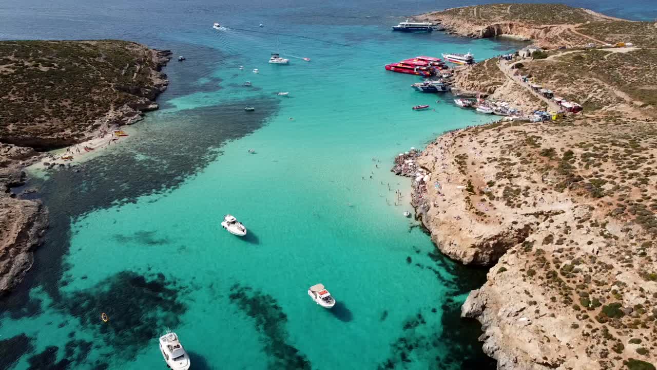 vista aérea de la laguna azul, isla de comino, malta