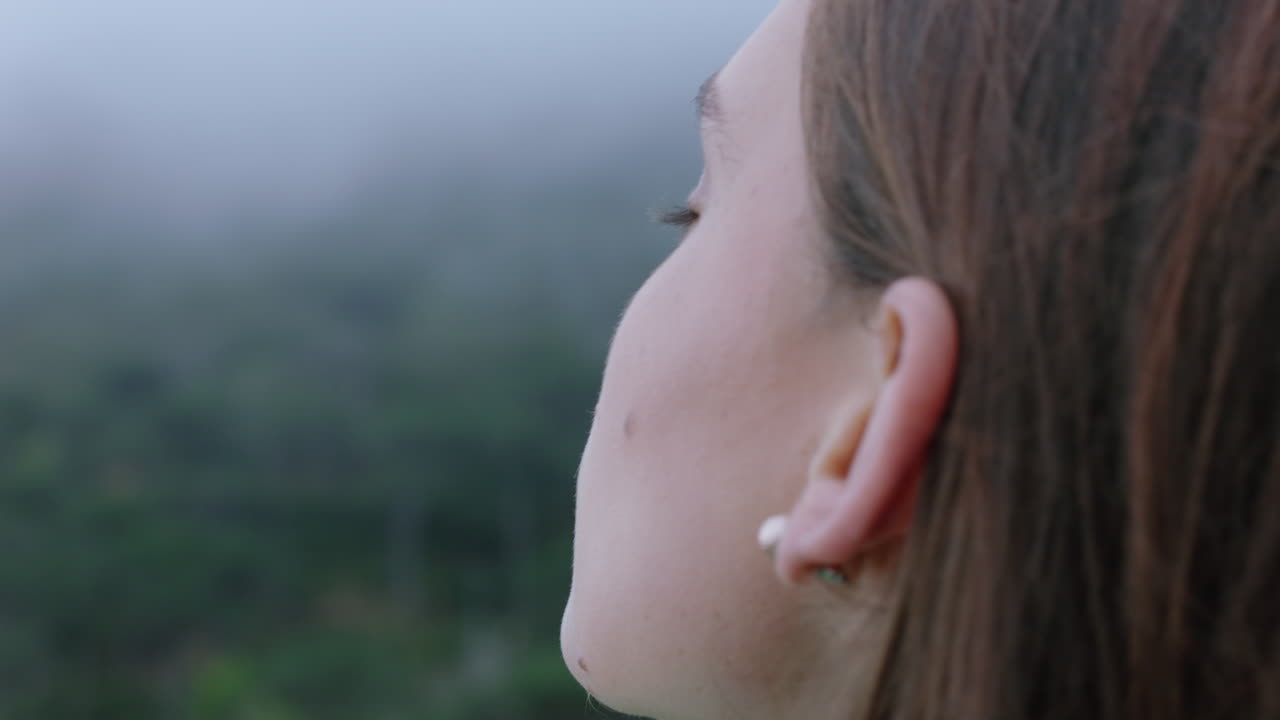 ritratto di una bella donna sorridente che gode di una campagna tranquilla che esplora la libertà in vacanza avventura di viaggio con i capelli soffiati dal vento