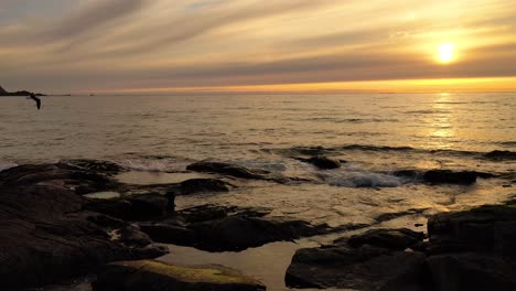 vista aérea de una hermosa puesta de sol sobre el mar. playa del archipiélago de lofoten, noruega.