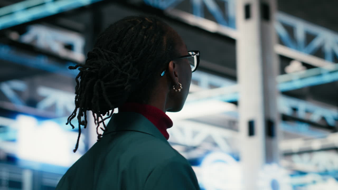 Professionista donna afroamericana con dreadlock che guarda avanti